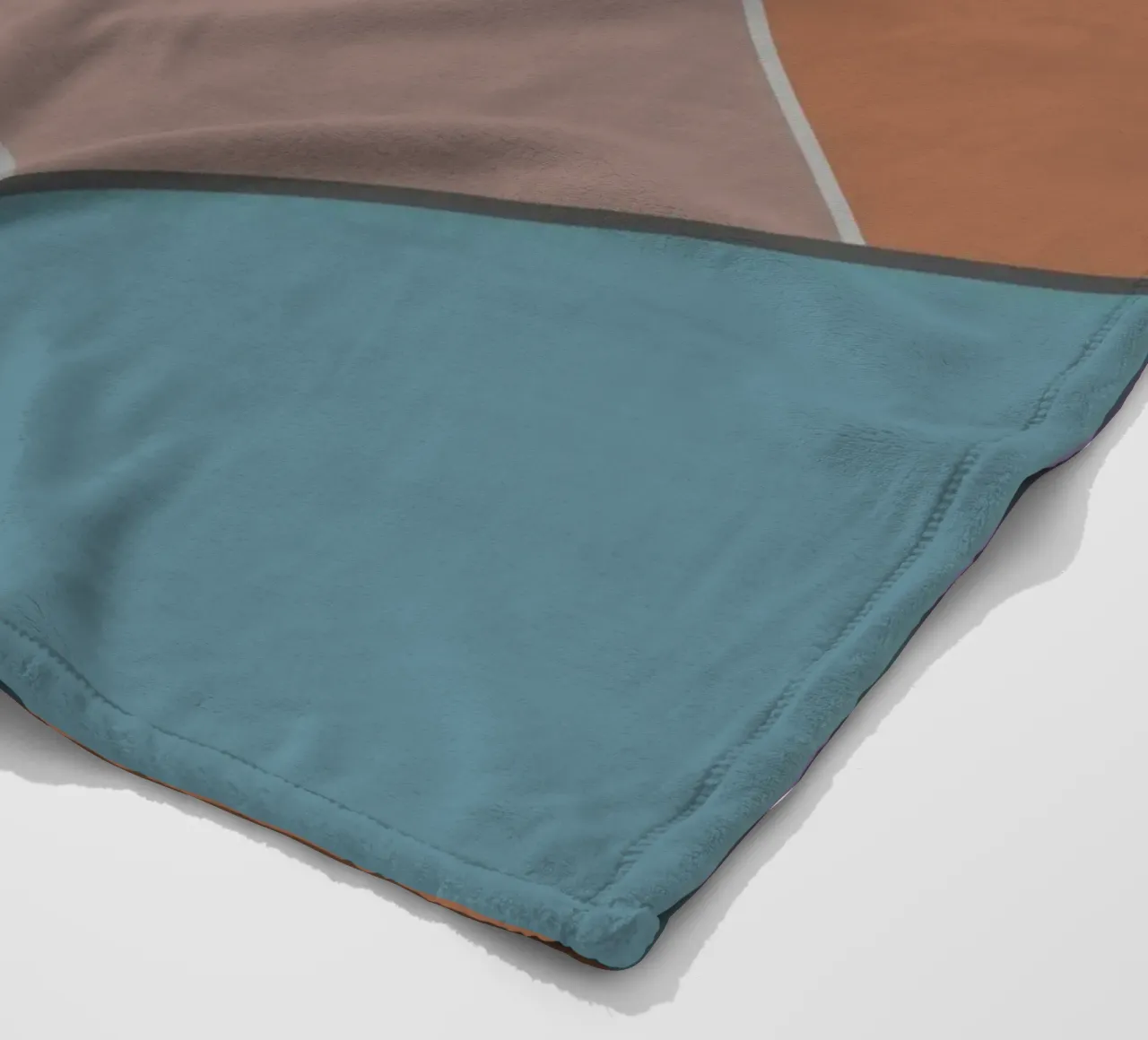 Forme geometriche colorate e una spirale rosa coperta in pile da Something for you