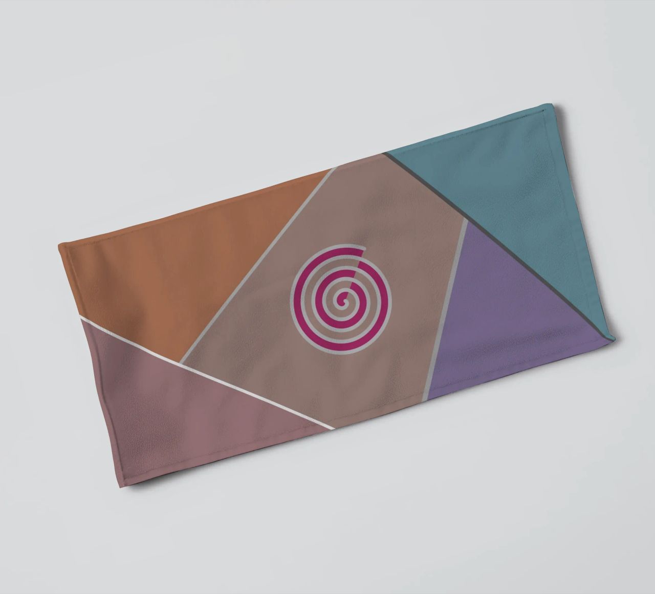 Forme geometriche colorate e una spirale rosa asciugamano da bagno da Something for you