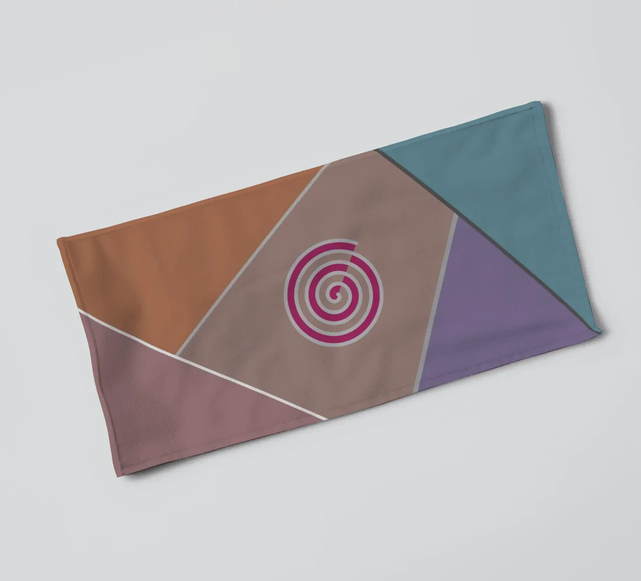 Forme geometriche colorate e una spirale rosa asciugamano da bagno da Something for you