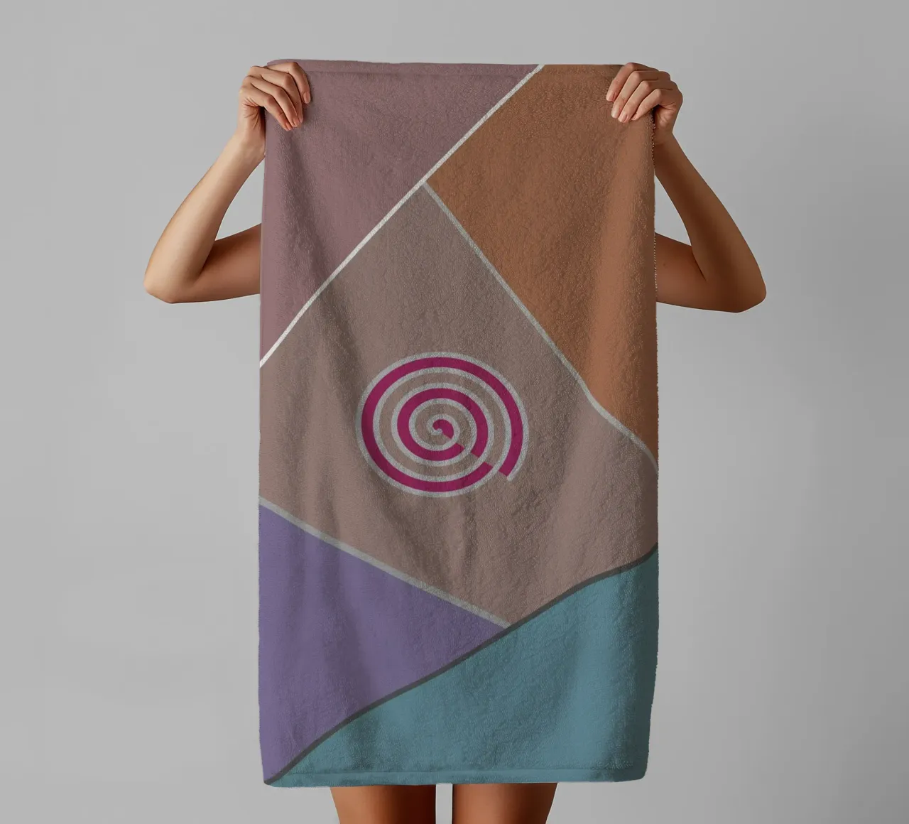 Forme geometriche colorate e una spirale rosa asciugamano da bagno da Something for you