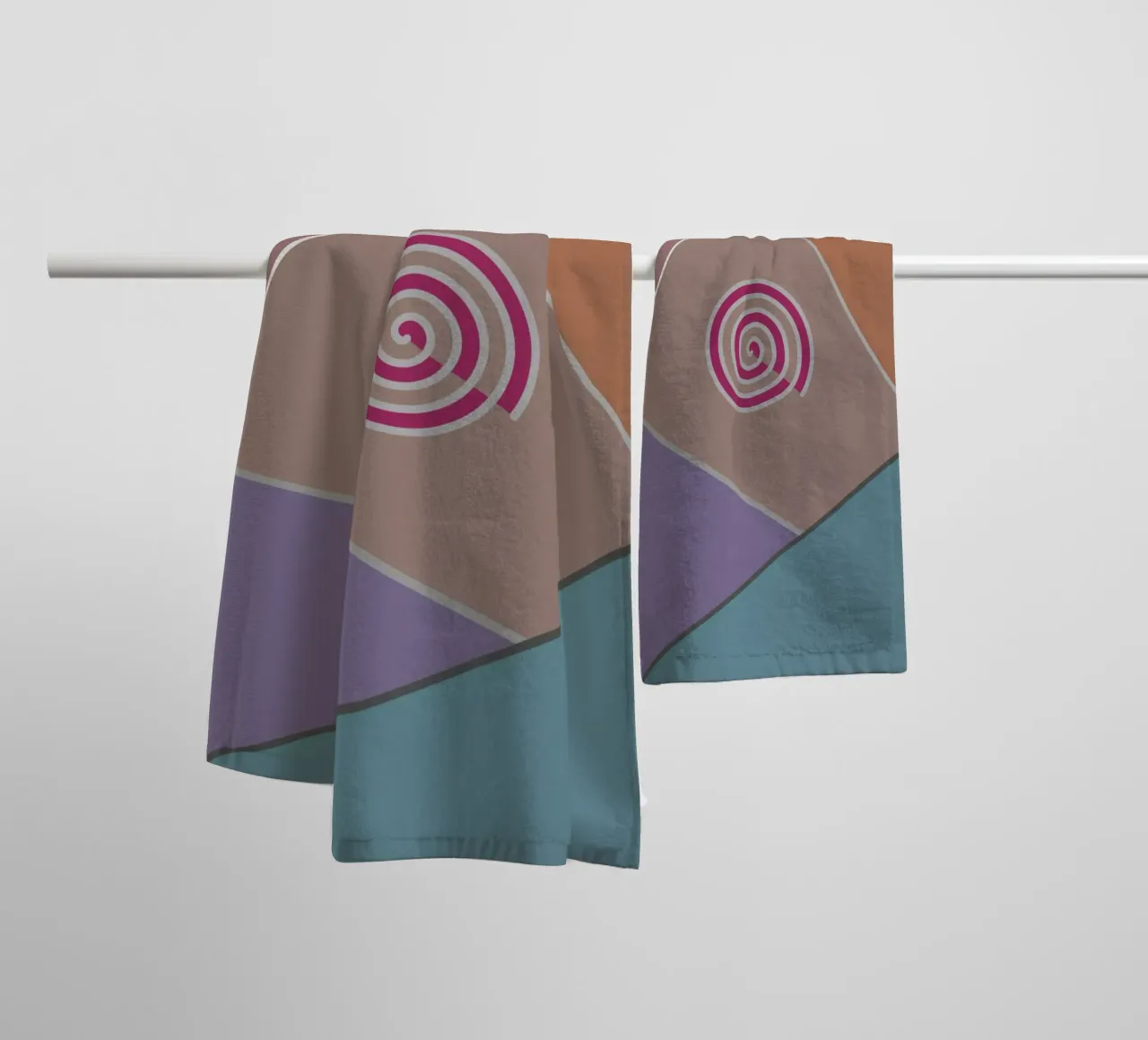 Forme geometriche colorate e una spirale rosa asciugamano da bagno da Something for you