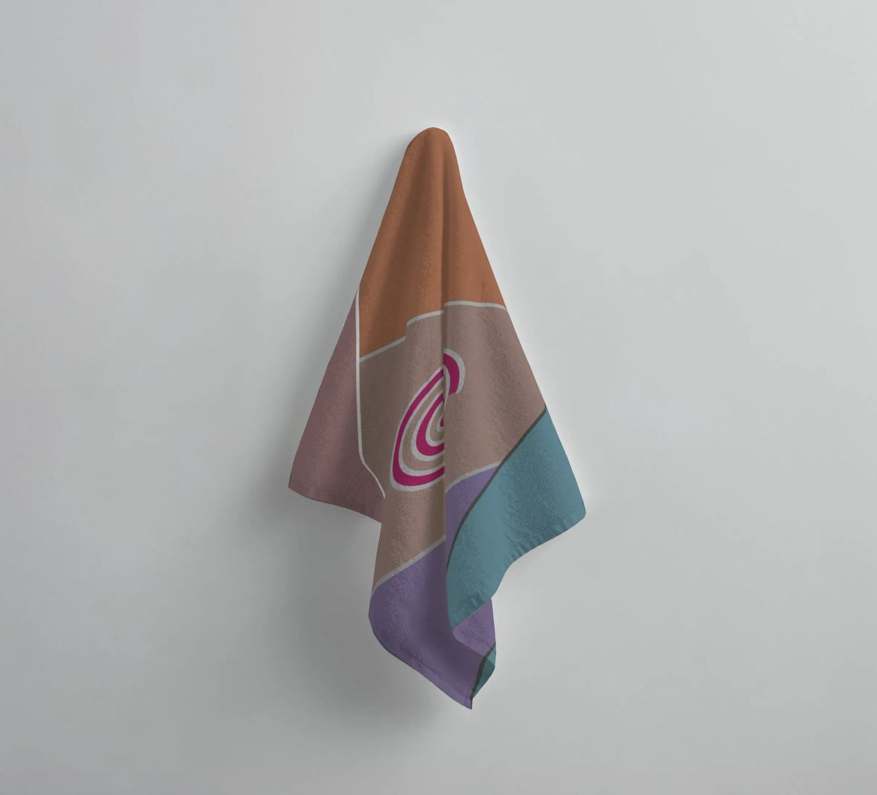 Forme geometriche colorate e una spirale rosa asciugamano da bagno da Something for you