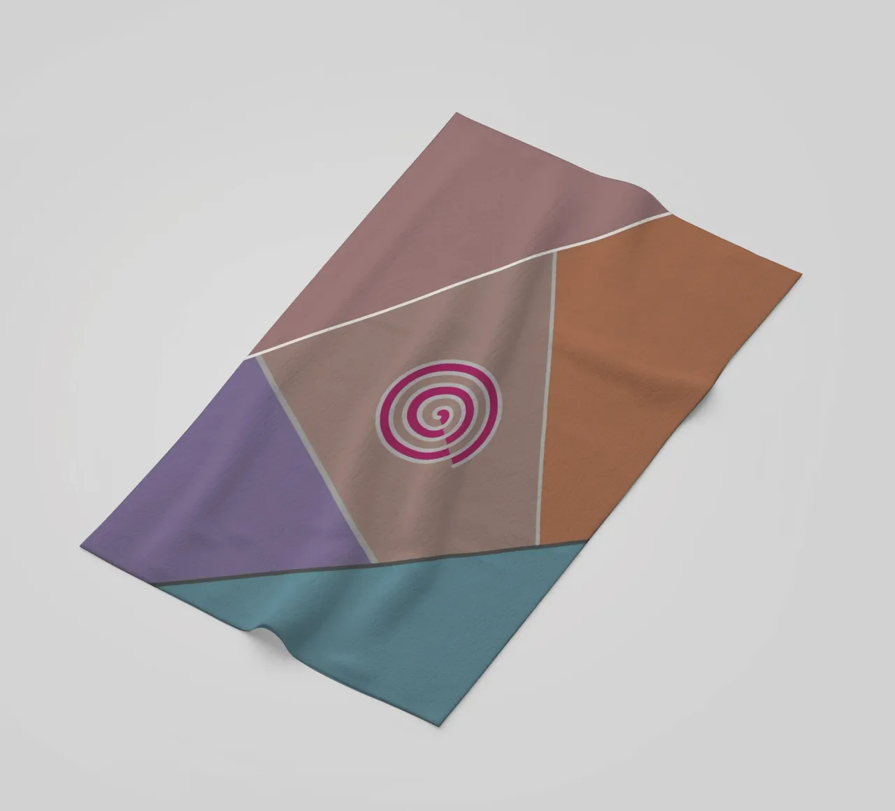 Forme geometriche colorate e una spirale rosa telo mare da Something for you