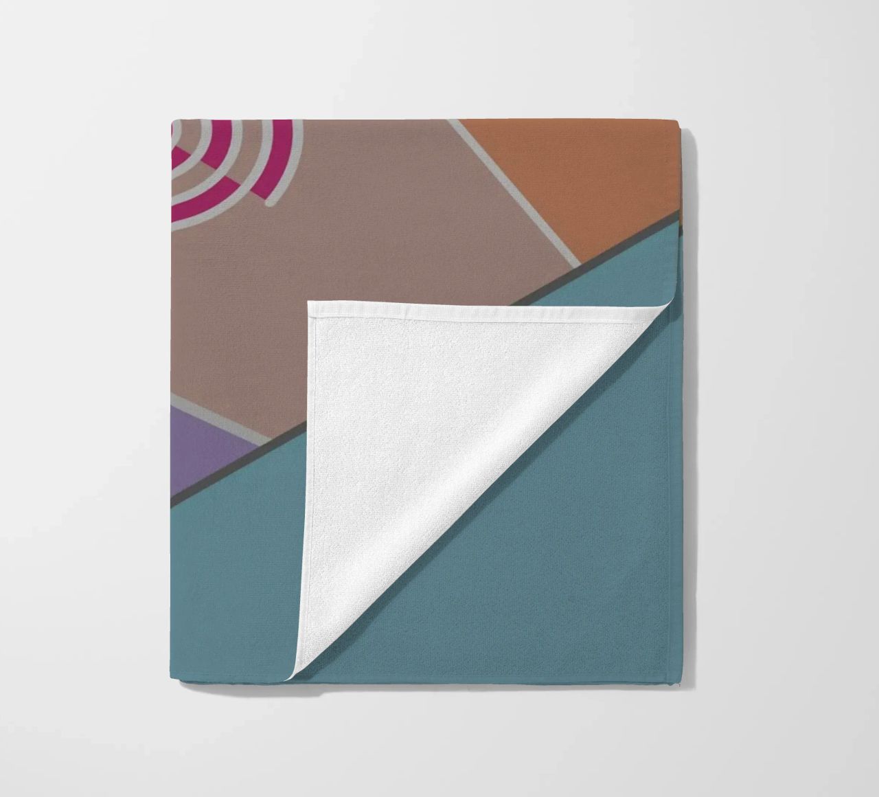Forme geometriche colorate e una spirale rosa telo mare da Something for you