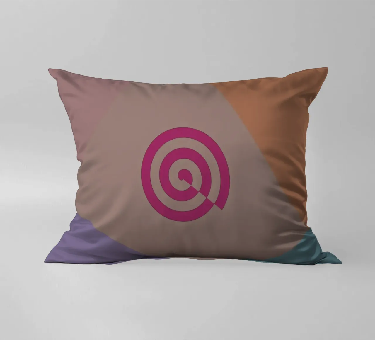 Forme geometriche colorate e una spirale rosa cuscino da Something for you