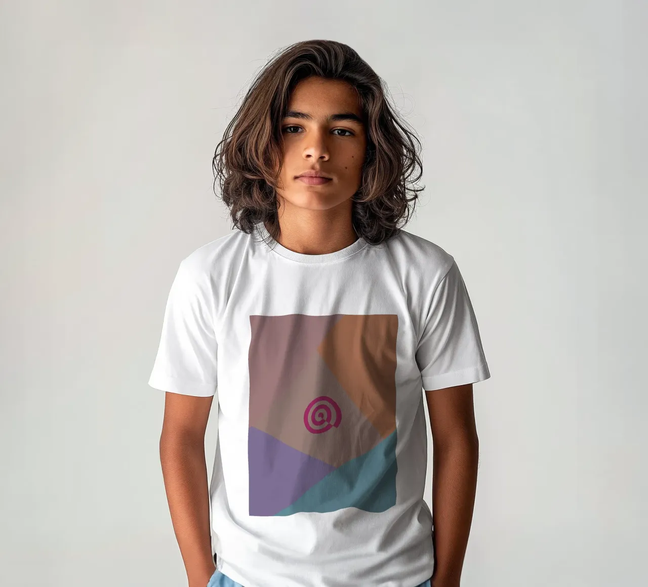 Forme geometriche colorate e una spirale rosa t-shirt bambini da Something for you