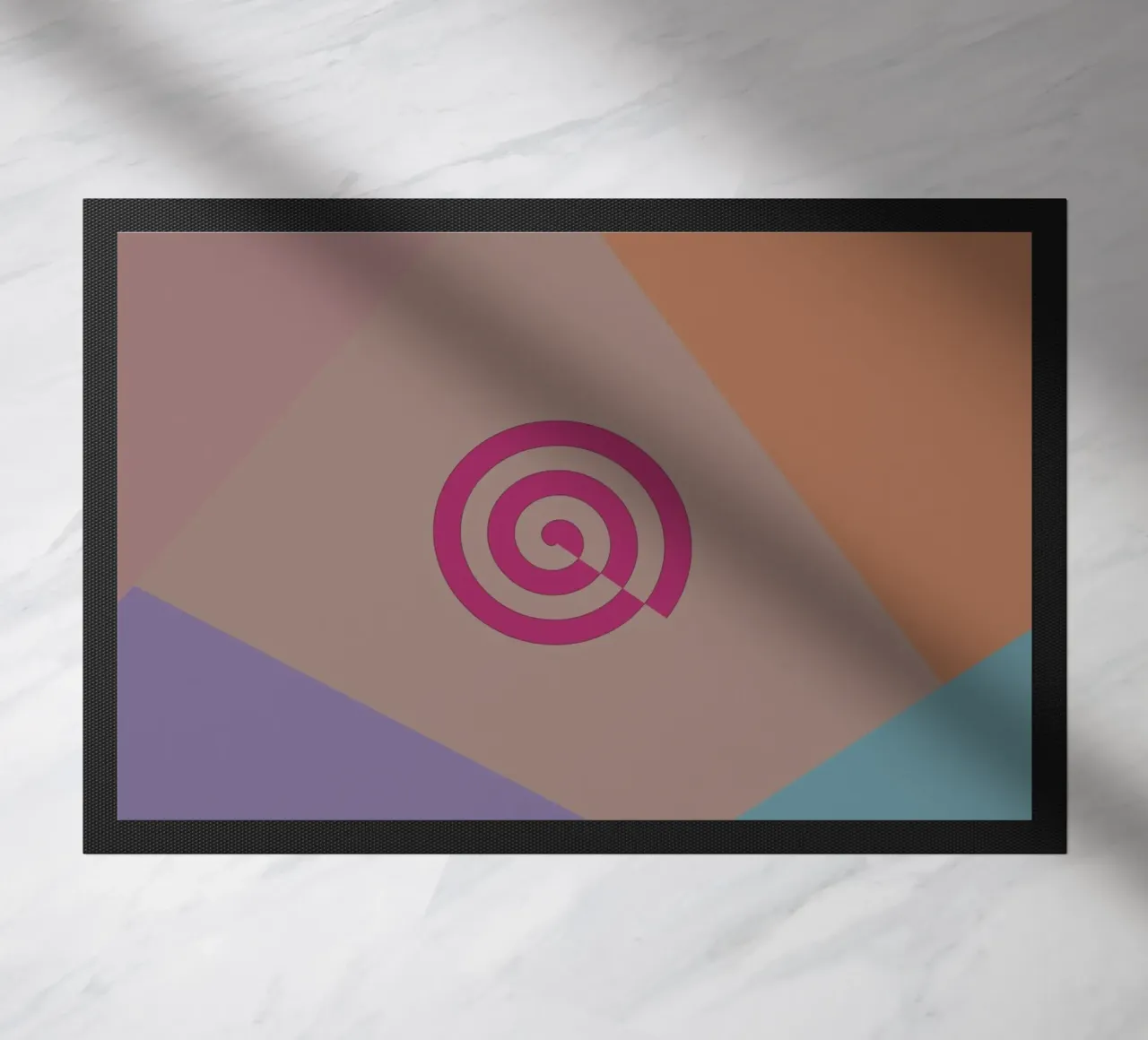 Kleurrijke geometrische vormen en een roze spiraal deurmat van Something for you
