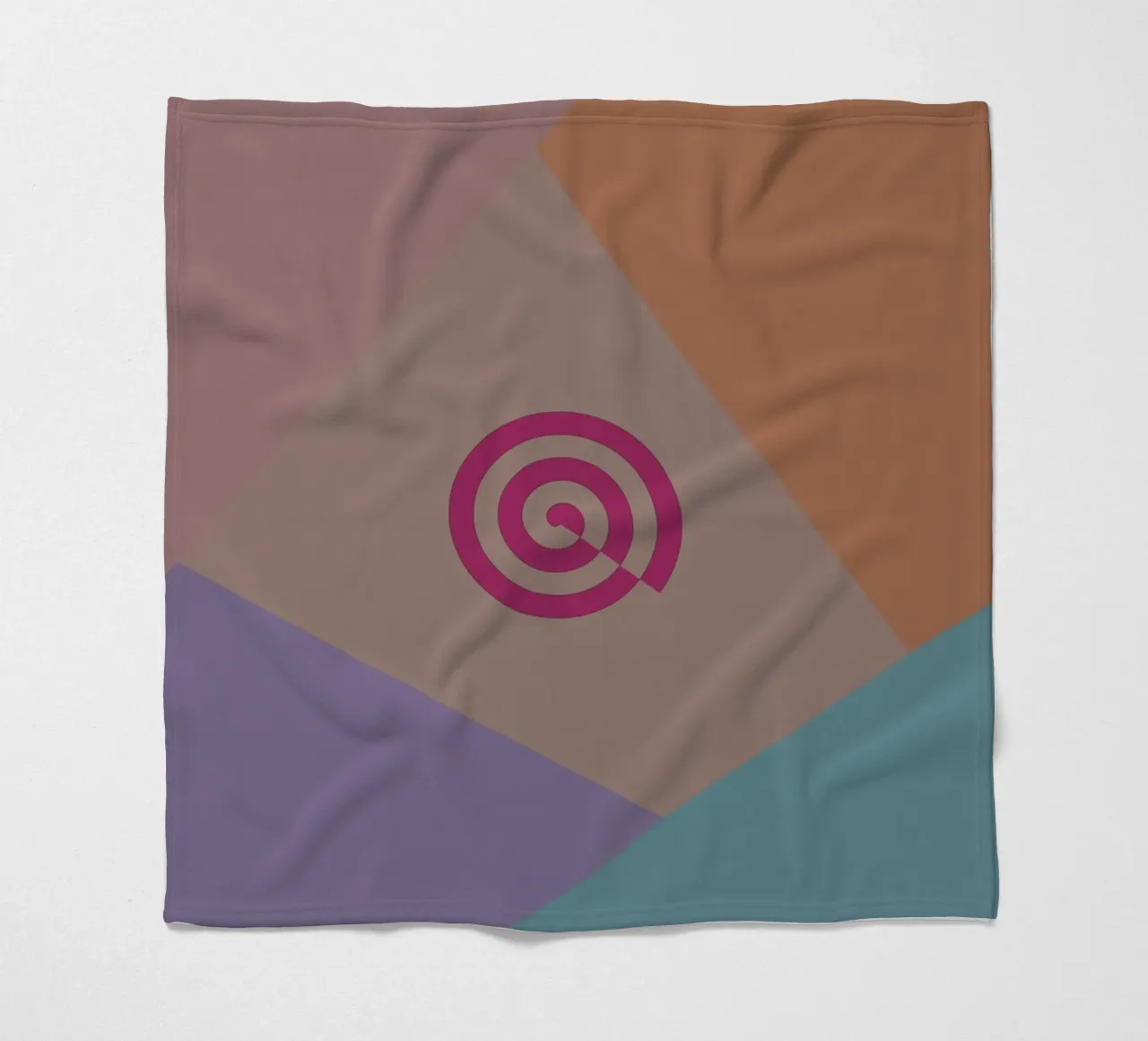 Forme geometriche colorate e una spirale rosa coperta in pile da Something for you