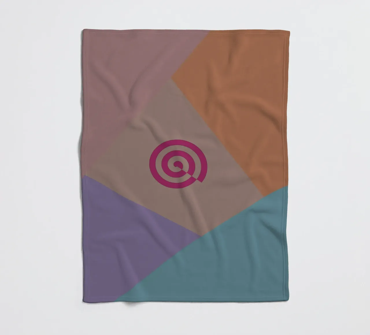 Forme geometriche colorate e una spirale rosa coperta in pile da Something for you
