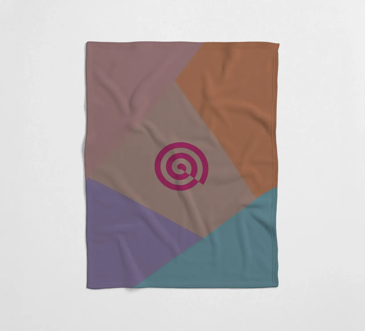 Forme geometriche colorate e una spirale rosa coperta in pile da Something for you