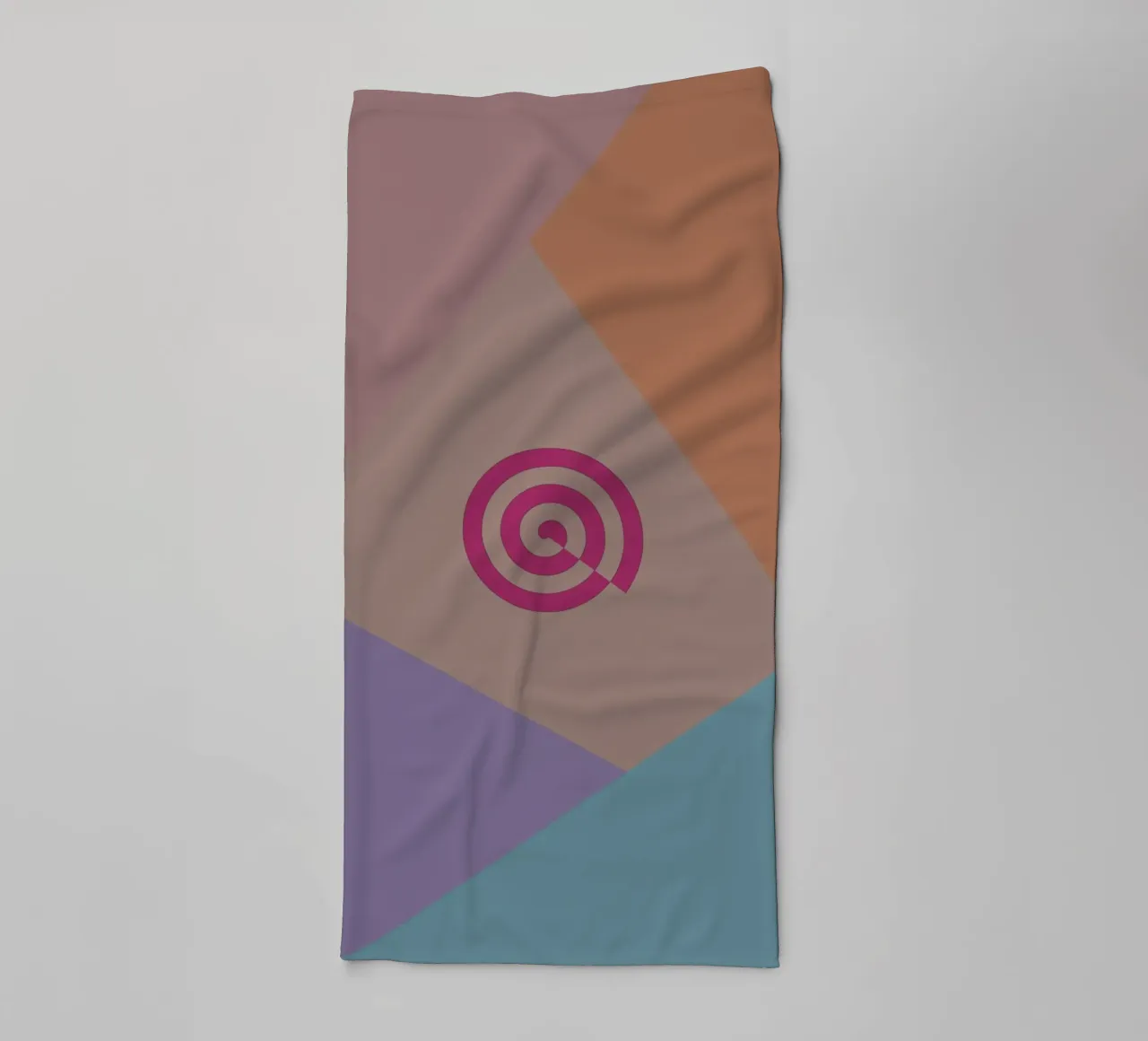Forme geometriche colorate e una spirale rosa asciugamano da bagno da Something for you
