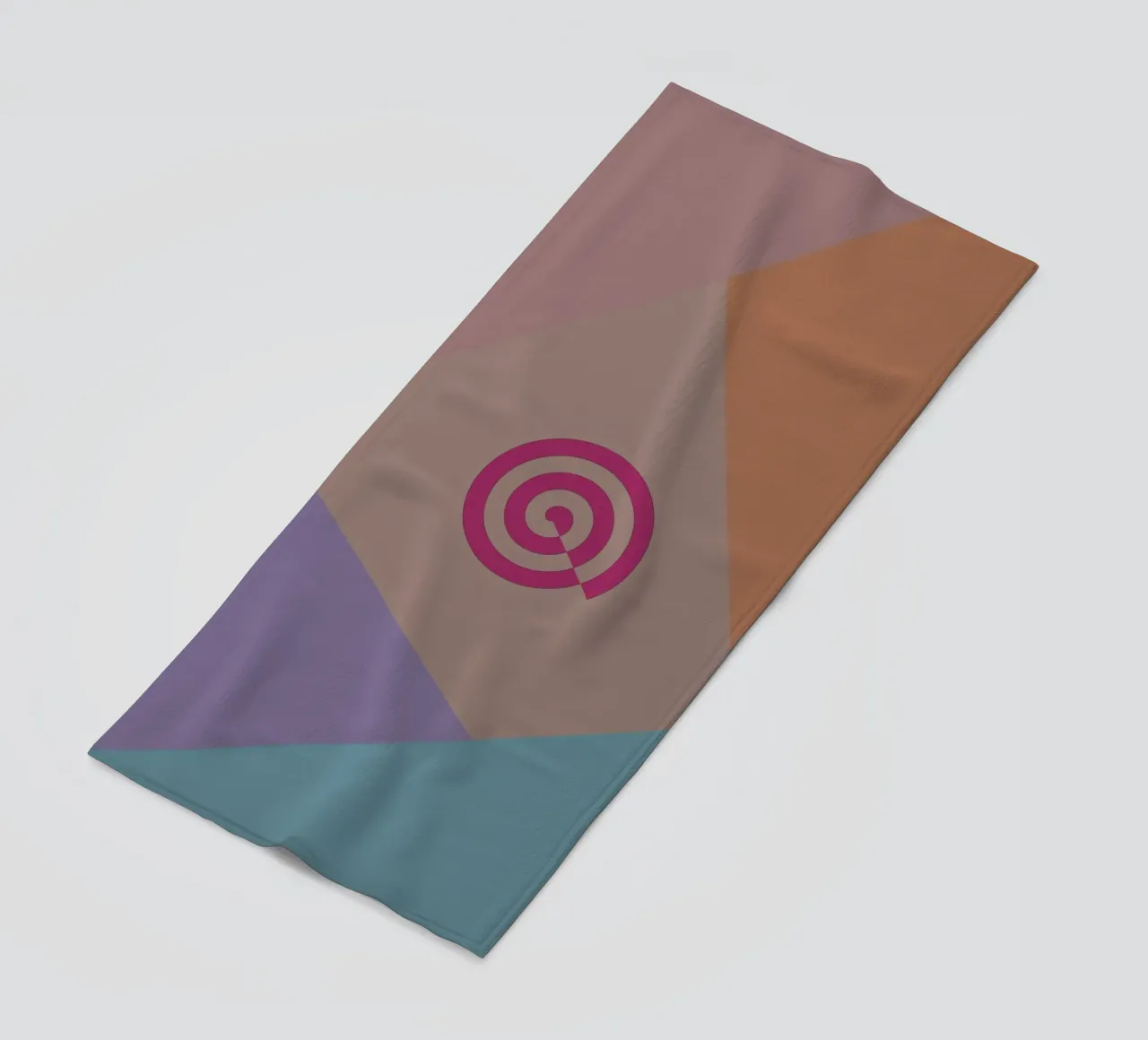 Forme geometriche colorate e una spirale rosa telo mare da Something for you