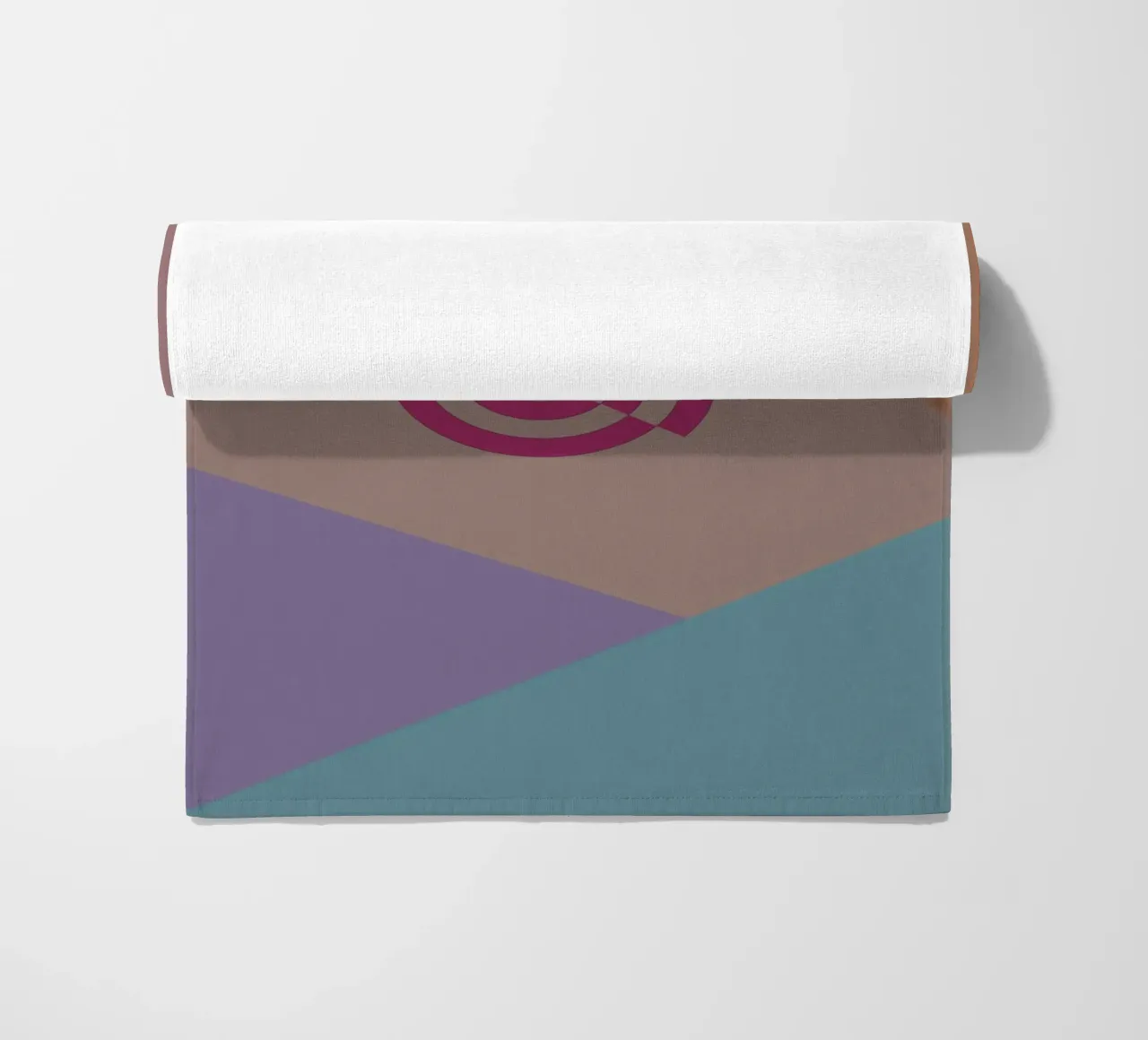 Forme geometriche colorate e una spirale rosa telo mare da Something for you