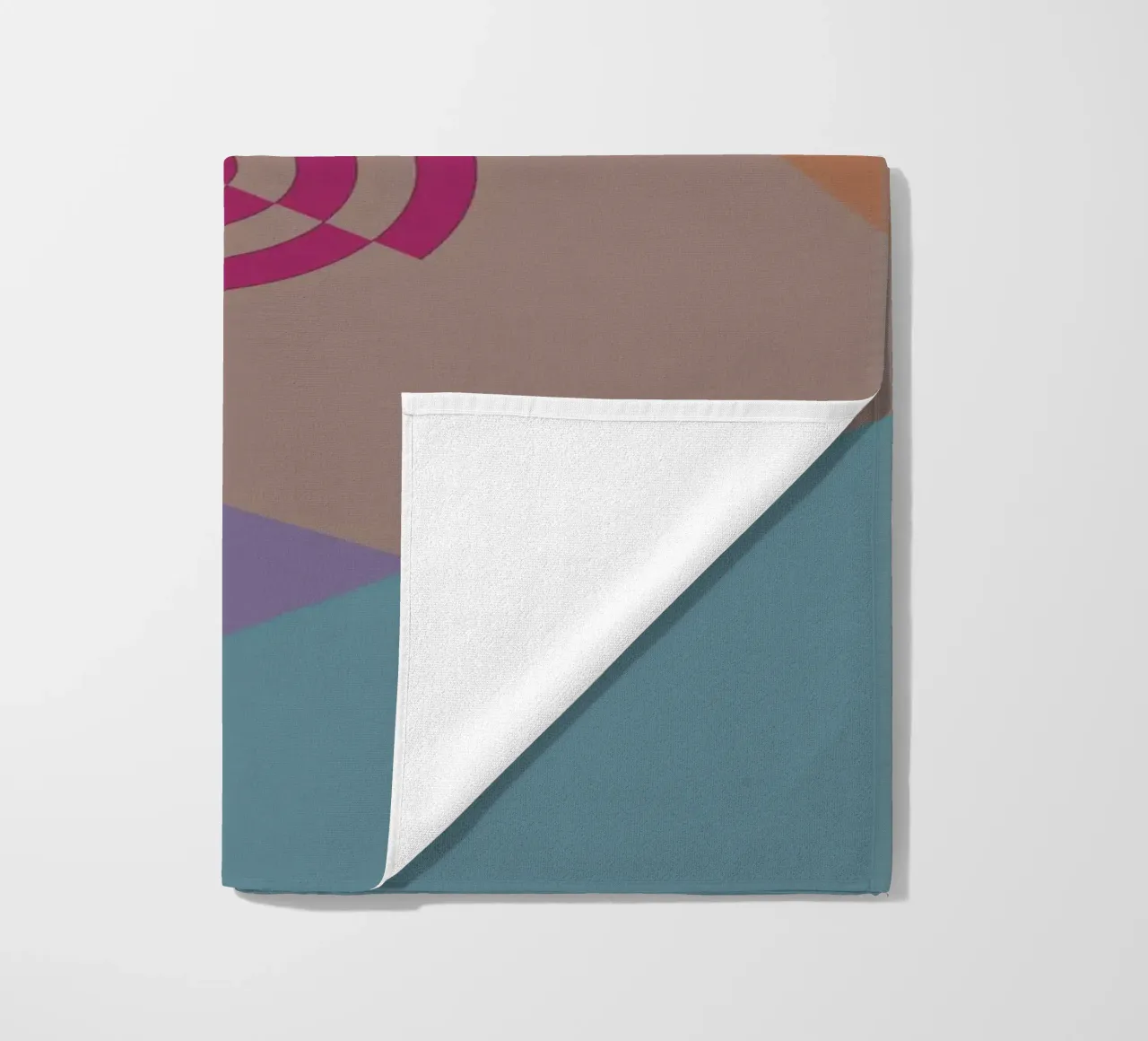 Forme geometriche colorate e una spirale rosa telo mare da Something for you