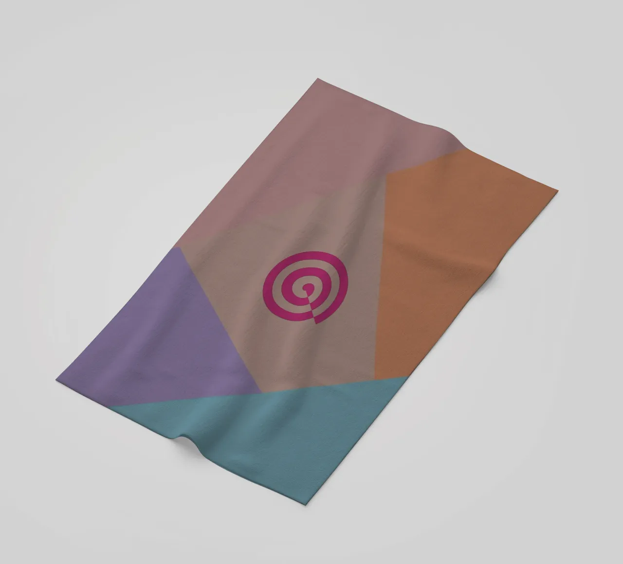 Forme geometriche colorate e una spirale rosa telo mare da Something for you