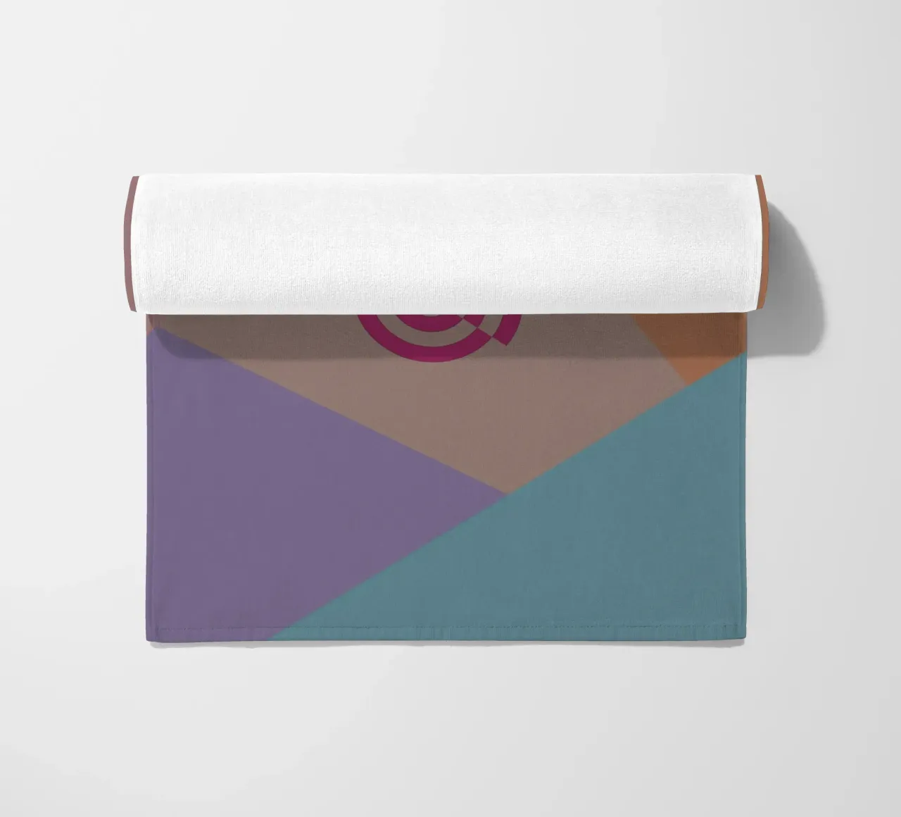 Forme geometriche colorate e una spirale rosa telo mare da Something for you