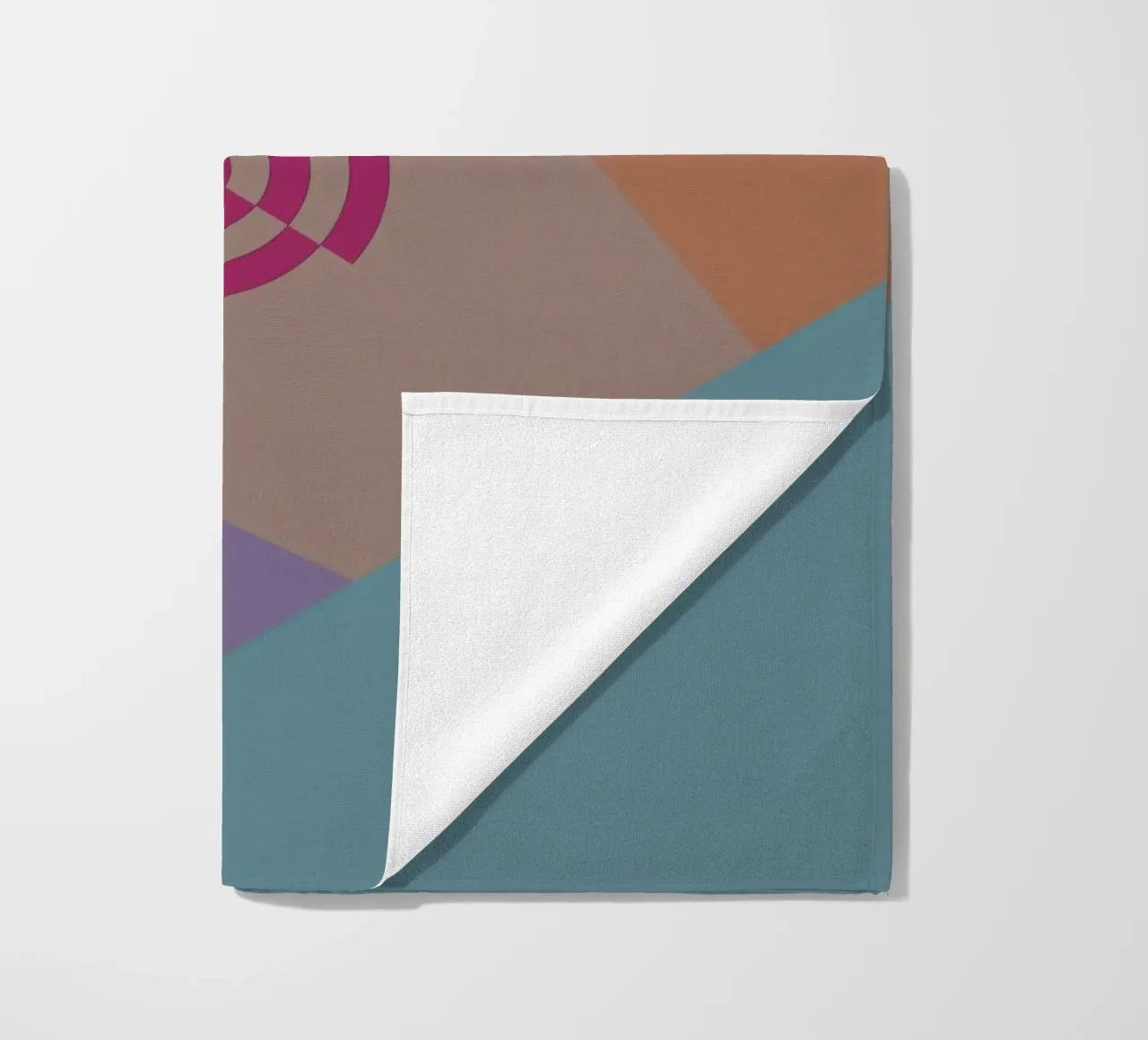 Forme geometriche colorate e una spirale rosa telo mare da Something for you