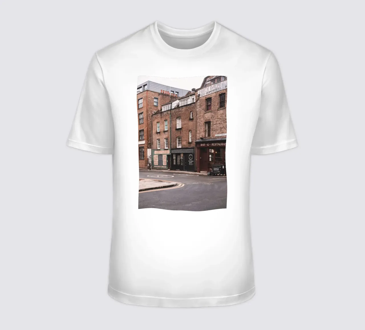 Londra, Inghilterra I Architettura in mattoni a Spitafields t-shirt da Julie Travel Photography