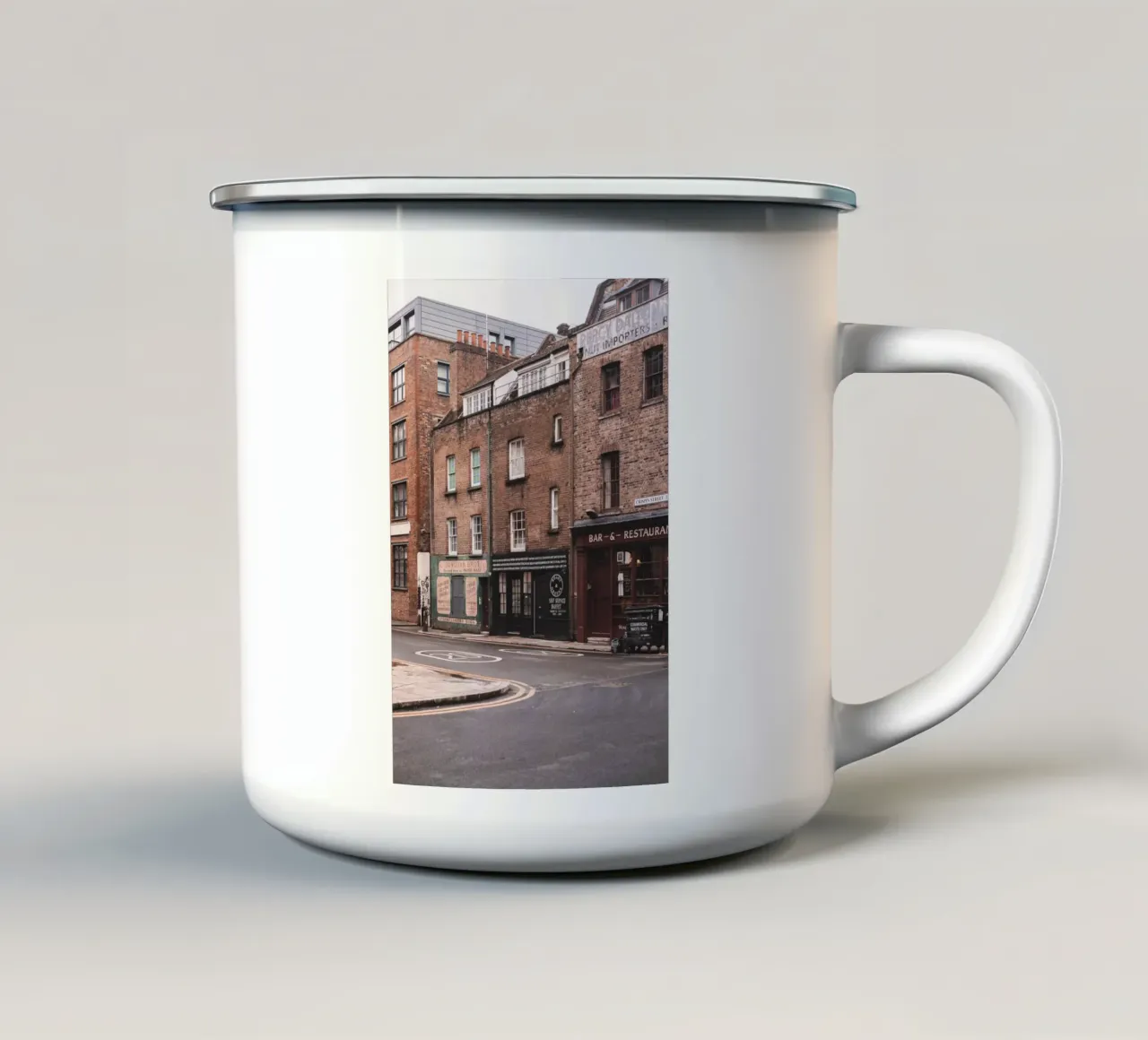 Londres, Angleterre I Architecture de brique à Spitafields mug en émail de Julie Travel Photography