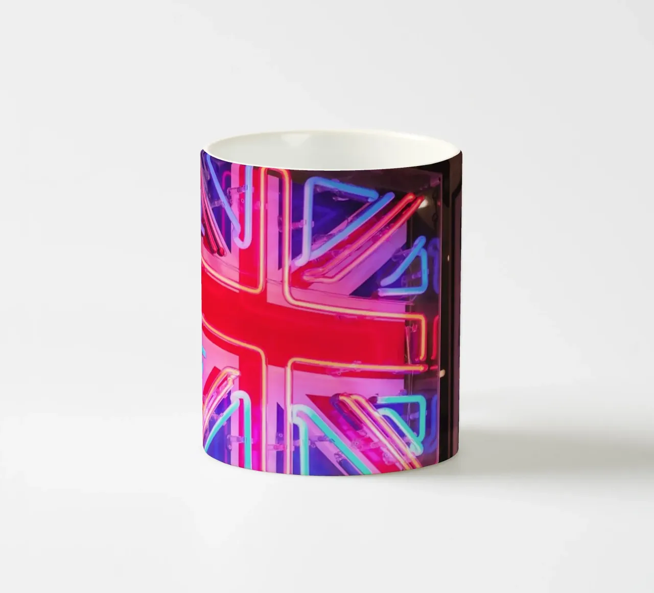 Londra, Inghilterra I Luce al neon della bandiera del Regno Unito tazza in ceramica da Julie Travel Photography