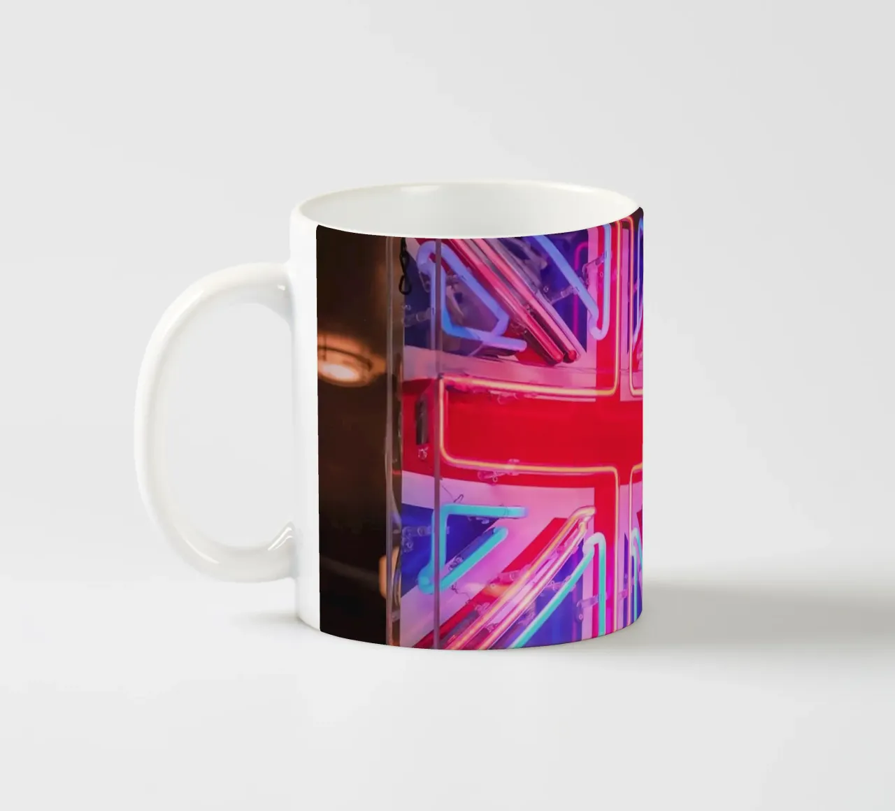 Londra, Inghilterra I Luce al neon della bandiera del Regno Unito tazza in ceramica da Julie Travel Photography