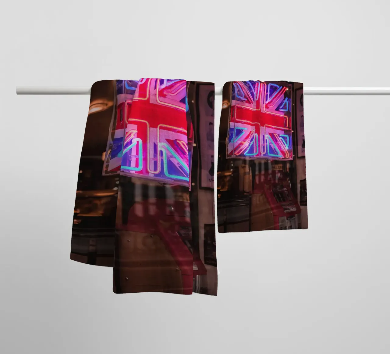 Londra, Inghilterra I Luce al neon della bandiera del Regno Unito asciugamano da bagno da Julie Travel Photography