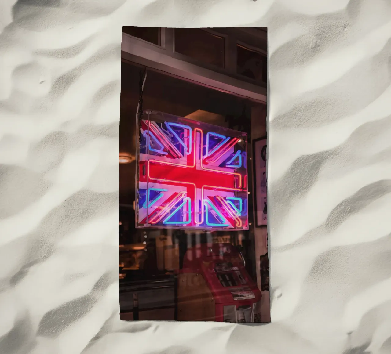 Londra, Inghilterra I Luce al neon della bandiera del Regno Unito telo mare da Julie Travel Photography