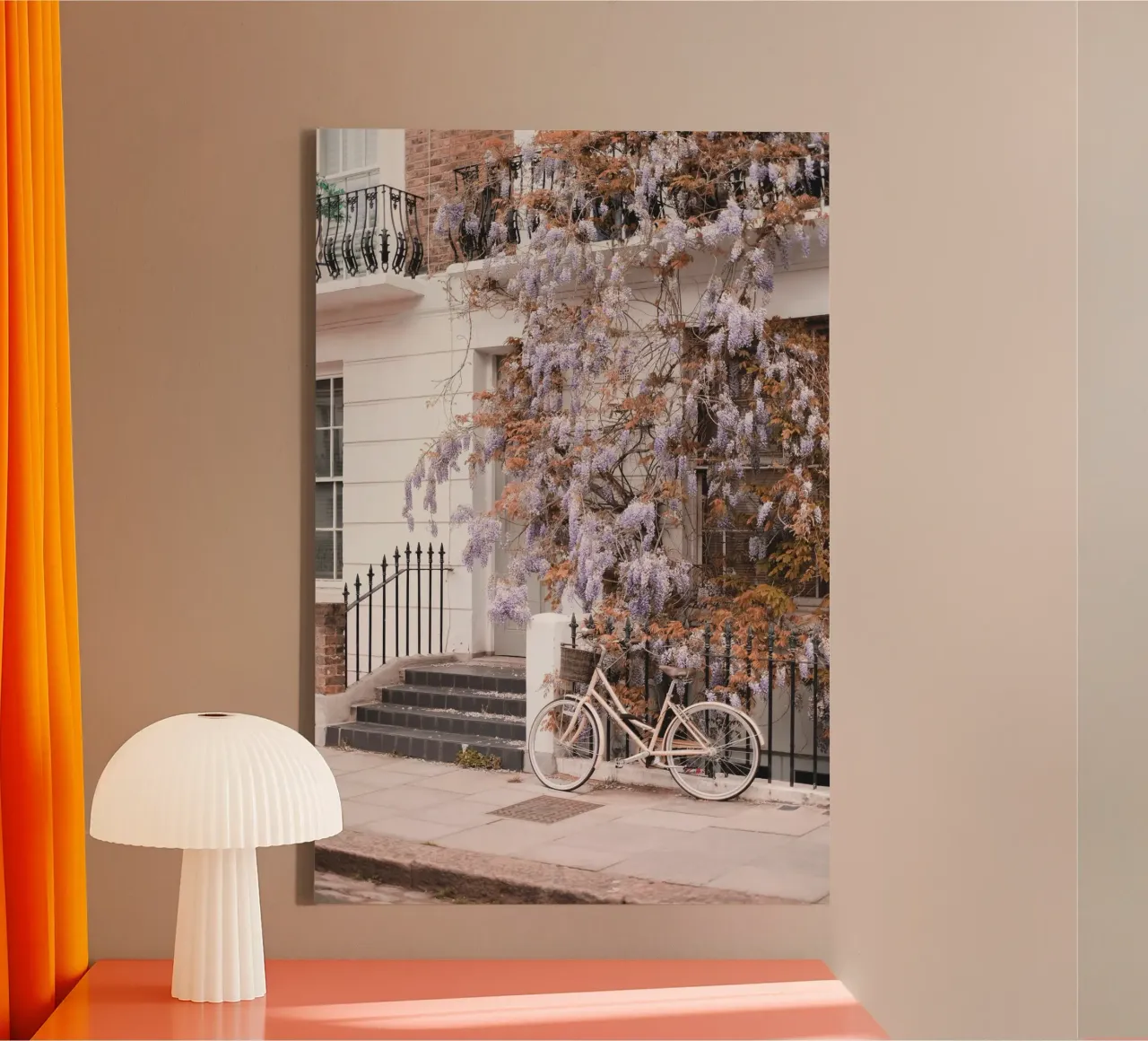 Londra, Inghilterra I Romantic Primrose su una bici d'epoca tela da Julie Travel Photography