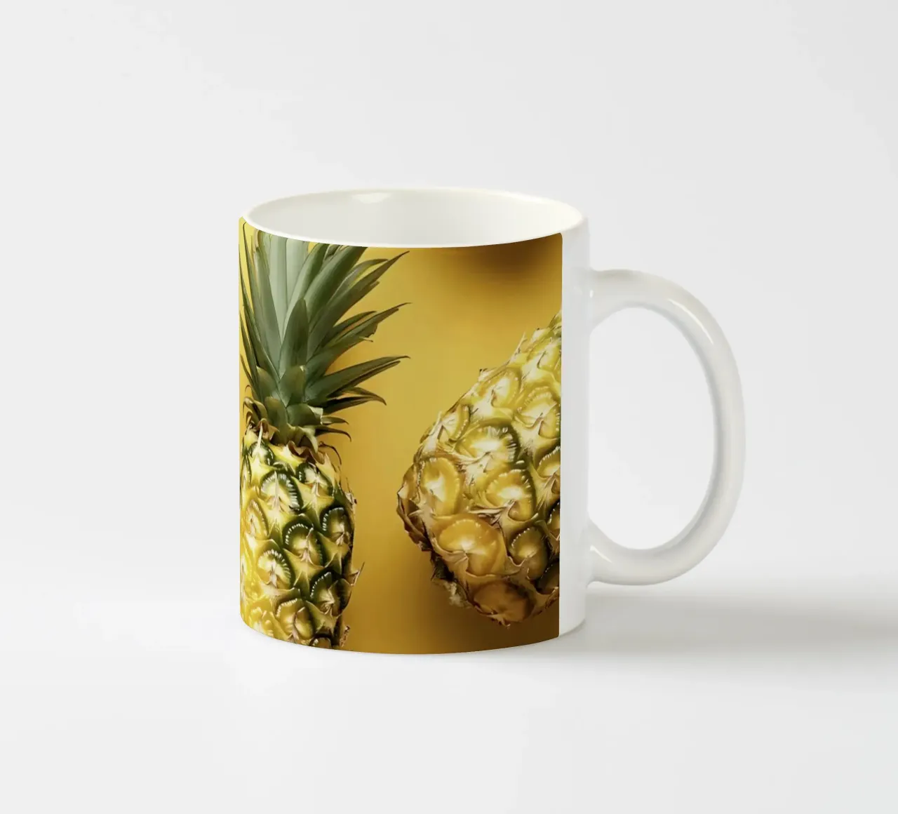 Collezione di limoni gialli e ananas tazza in ceramica da Cat Grafic Design