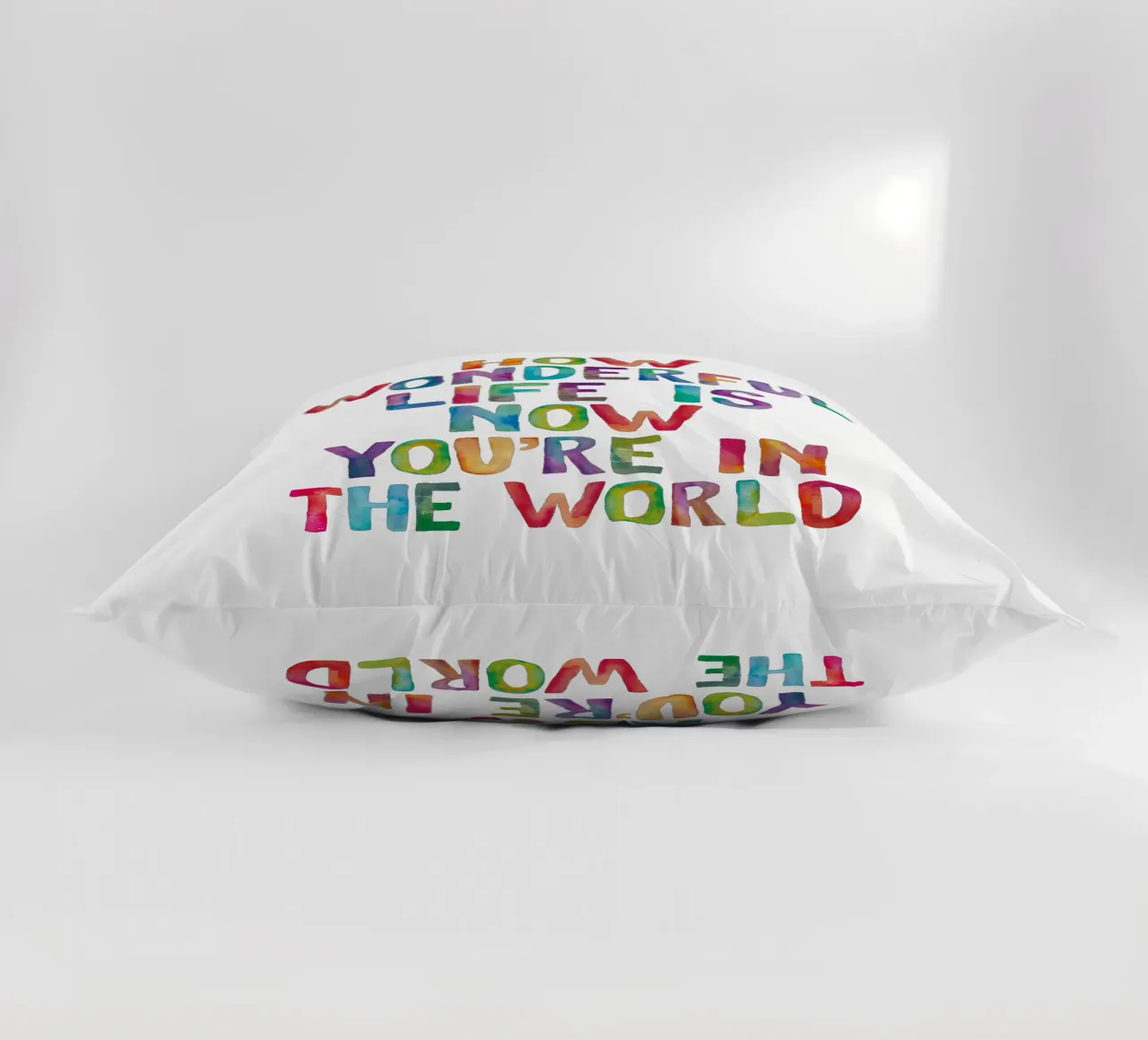 Com'è meravigliosa la vita ora che sei nel mondo Tipo arcobaleno cuscino da THE MOTIVATED TYPE