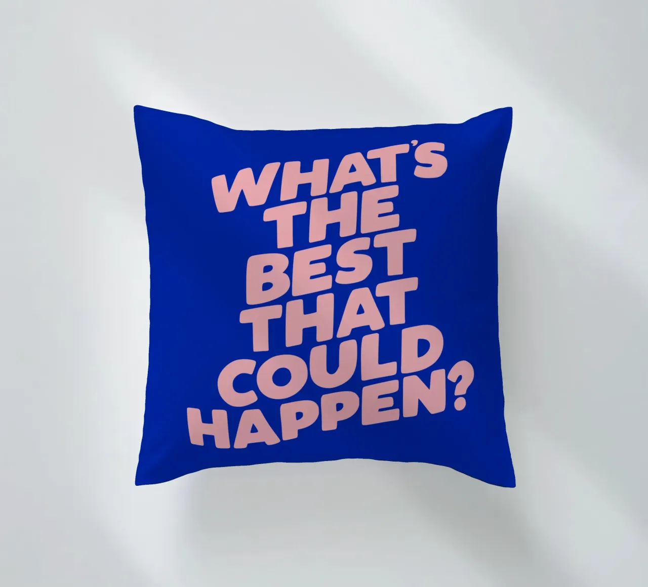 Whats The Best That Could Happen Tipografia di design in blu cuscino da THE MOTIVATED TYPE