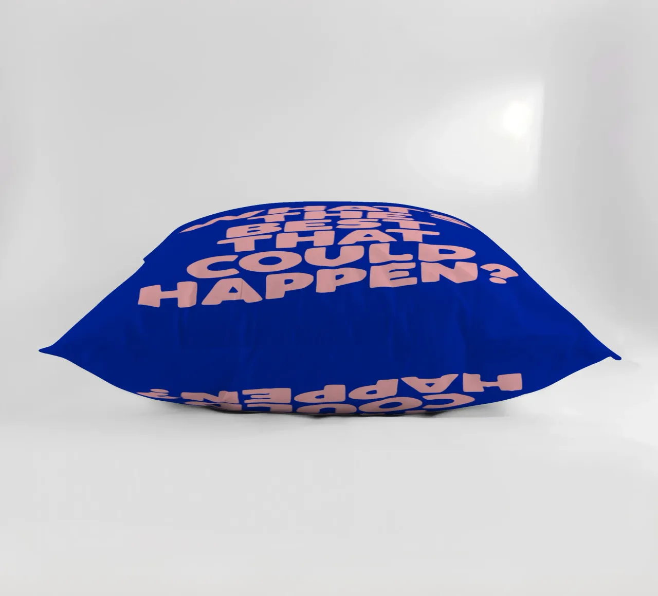 Whats The Best That Could Happen Tipografia di design in blu cuscino da THE MOTIVATED TYPE