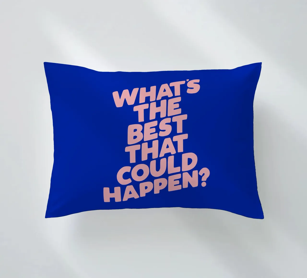 Whats The Best That Could Happen Tipografia di design in blu cuscino da THE MOTIVATED TYPE
