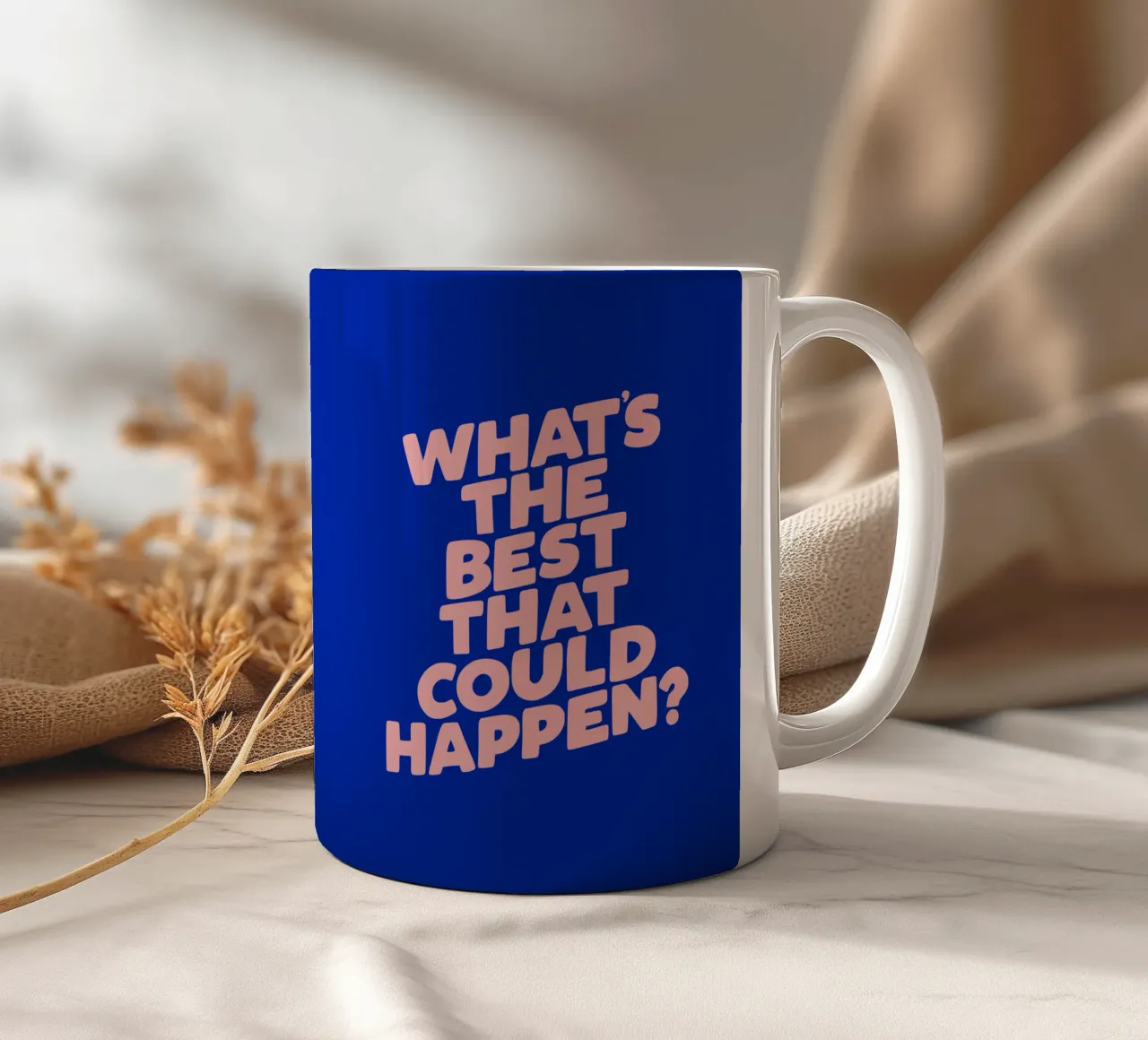Whats The Best That Could Happen Typografie Ontwerp in Blauw keramische mok van THE MOTIVATED TYPE