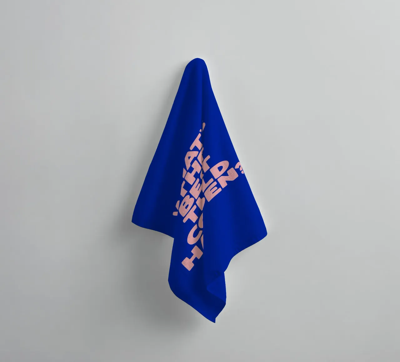 Whats The Best That Could Happen Typografie Ontwerp in Blauw badhanddoek van THE MOTIVATED TYPE