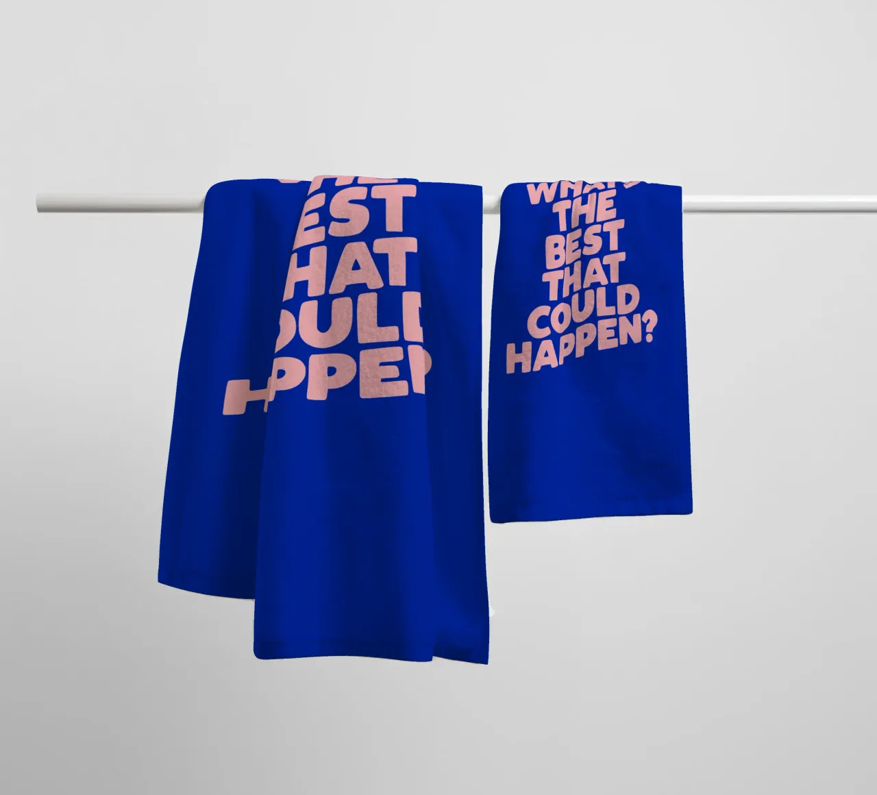 Whats The Best That Could Happen Typografie Ontwerp in Blauw badhanddoek van THE MOTIVATED TYPE