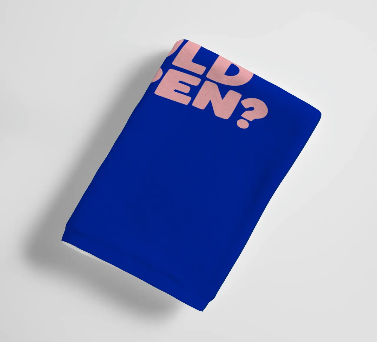 Whats The Best That Could Happen Typografie Ontwerp in Blauw badhanddoek van THE MOTIVATED TYPE