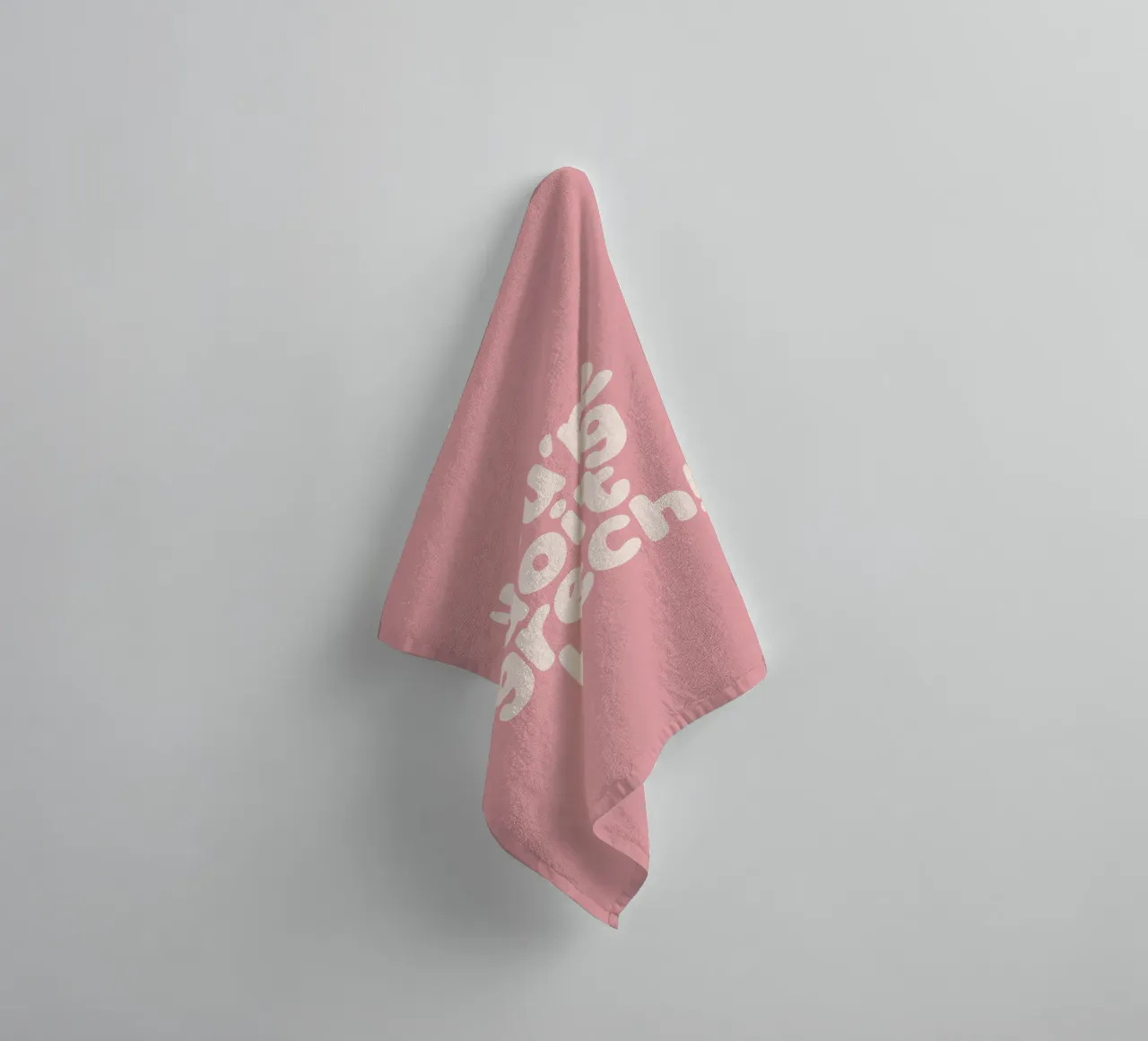 Stampa tipografica "You're Doing Great Bitch Sassy" in rosa pesca asciugamano da bagno da THE MOTIVATED TYPE