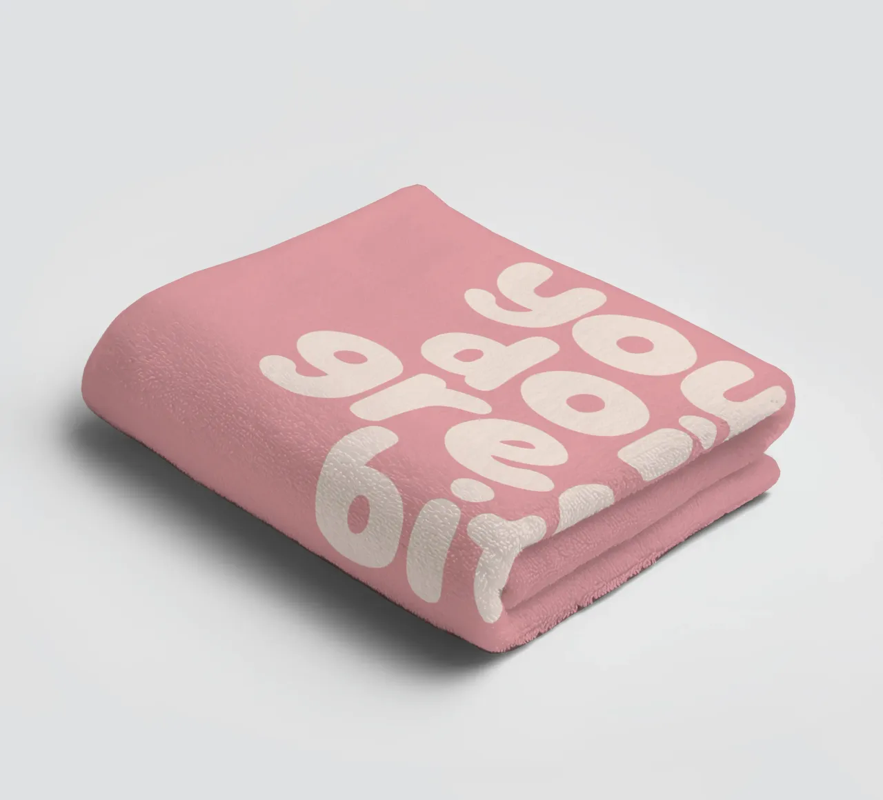 Stampa tipografica "You're Doing Great Bitch Sassy" in rosa pesca asciugamano da bagno da THE MOTIVATED TYPE