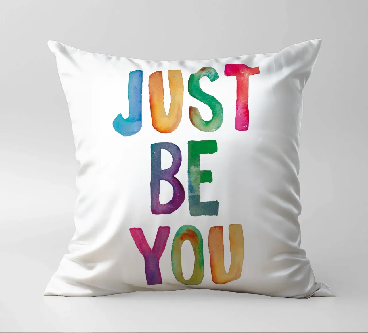 Just Be You - Design tipografico arcobaleno per bambini cuscino da THE MOTIVATED TYPE