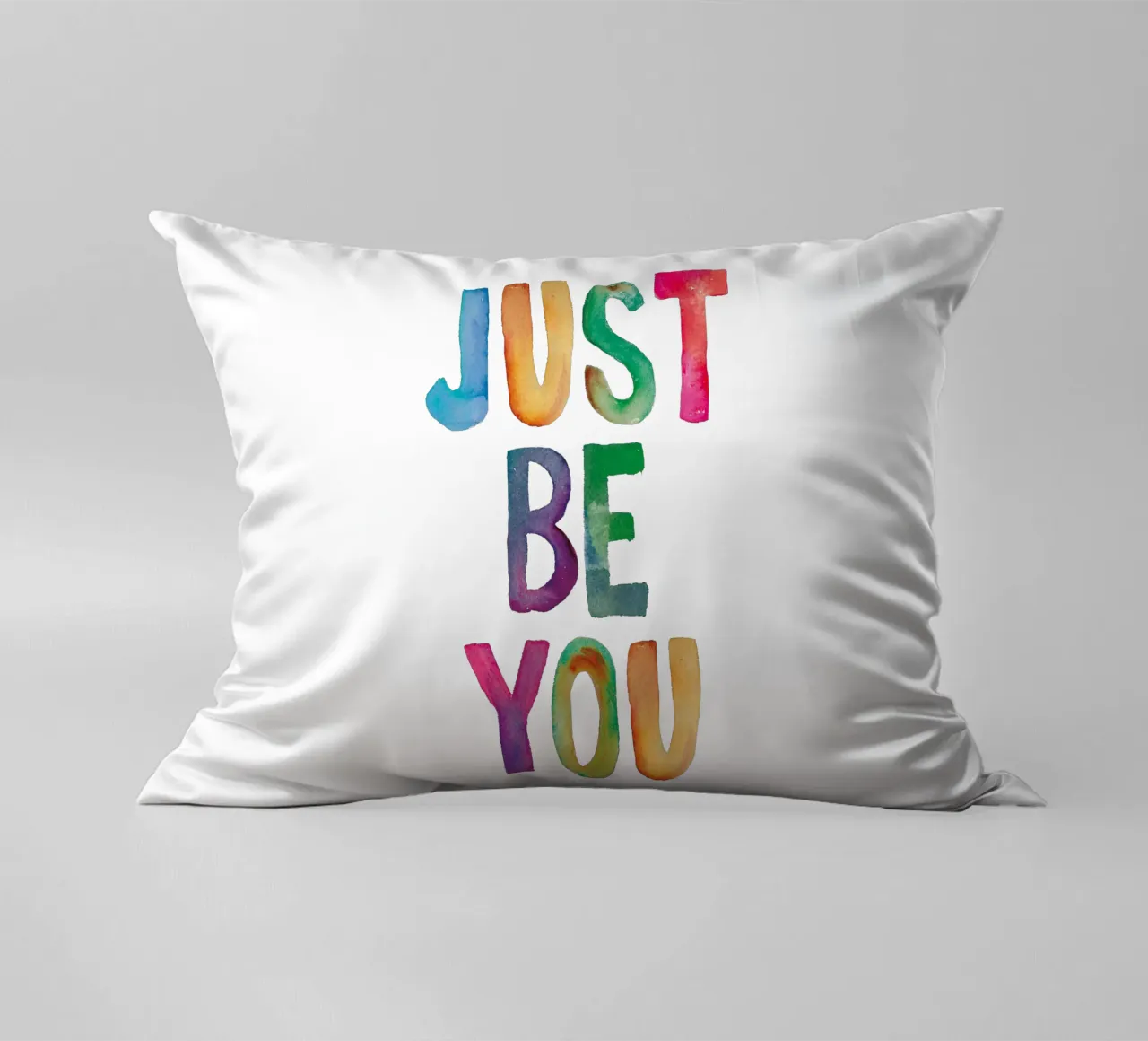 Just Be You - Design tipografico arcobaleno per bambini cuscino da THE MOTIVATED TYPE