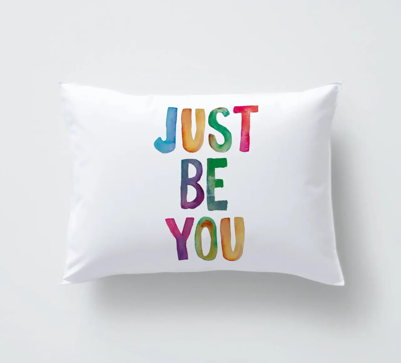 Just Be You - Design tipografico arcobaleno per bambini cuscino da THE MOTIVATED TYPE