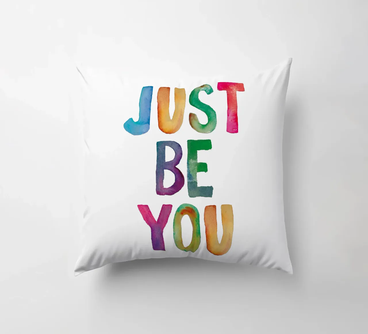Just Be You - Design tipografico arcobaleno per bambini cuscino da THE MOTIVATED TYPE