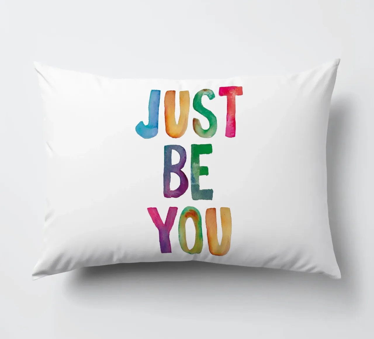 Just Be You - Design tipografico arcobaleno per bambini cuscino da THE MOTIVATED TYPE