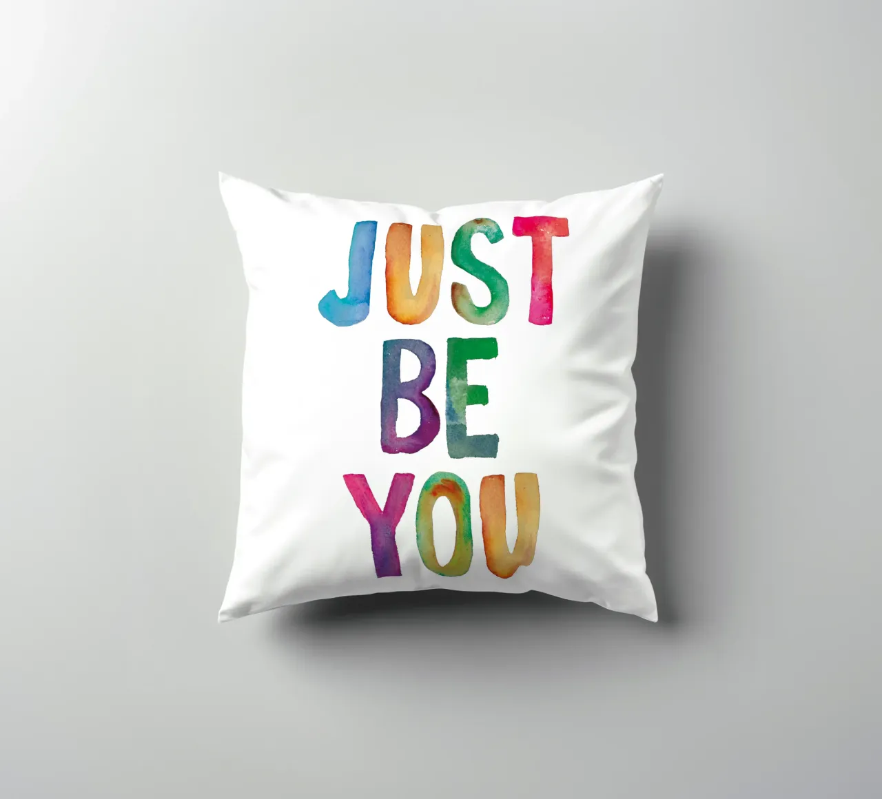 Just Be You - Design tipografico arcobaleno per bambini cuscino da THE MOTIVATED TYPE