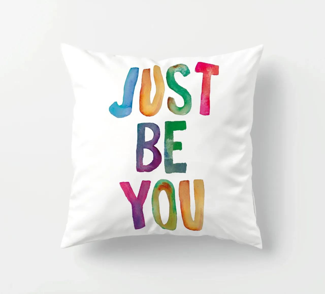 Just Be You - Design tipografico arcobaleno per bambini cuscino da THE MOTIVATED TYPE
