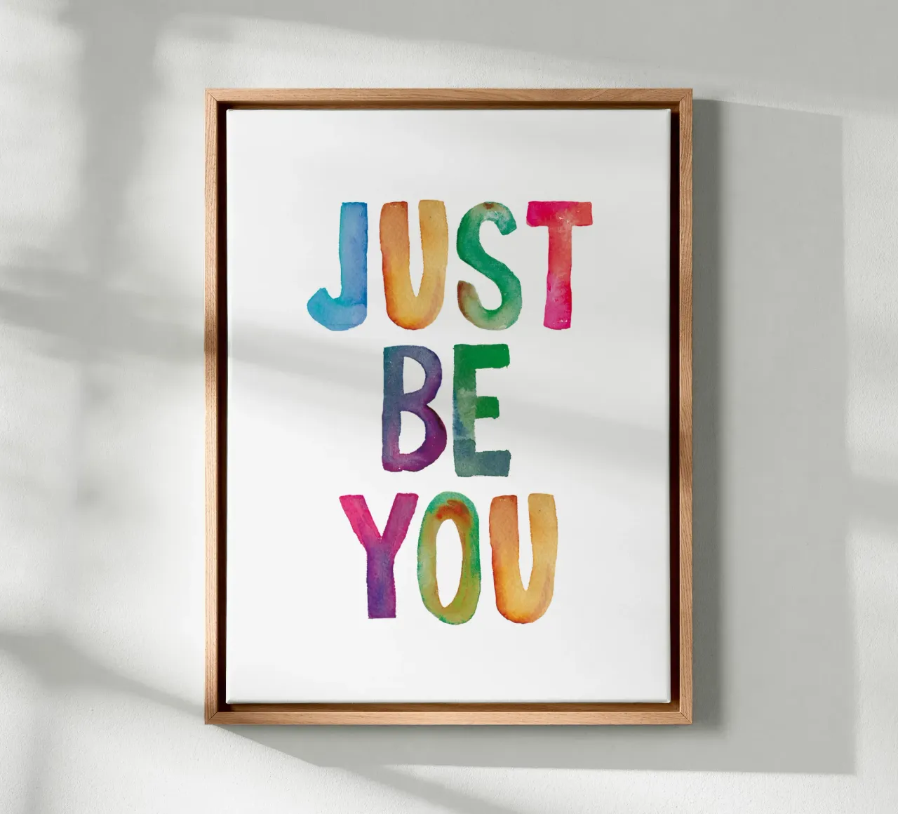 Just Be You - Design tipografico arcobaleno per bambini tela con Cornice a cassetta da THE MOTIVATED TYPE