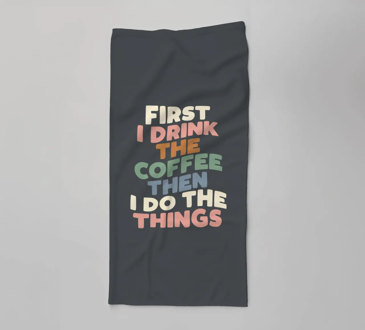 Erst trinke ich den Kaffee, dann mache ich die Dinge Küche Druck Handtuch von THE MOTIVATED TYPE