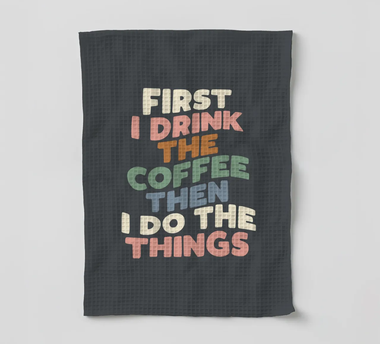 First I Drink The Coffee Then I Do The Things Kitchen Print (Je bois d'abord le café, puis je fais les choses) torchon de THE MOTIVATED TYPE