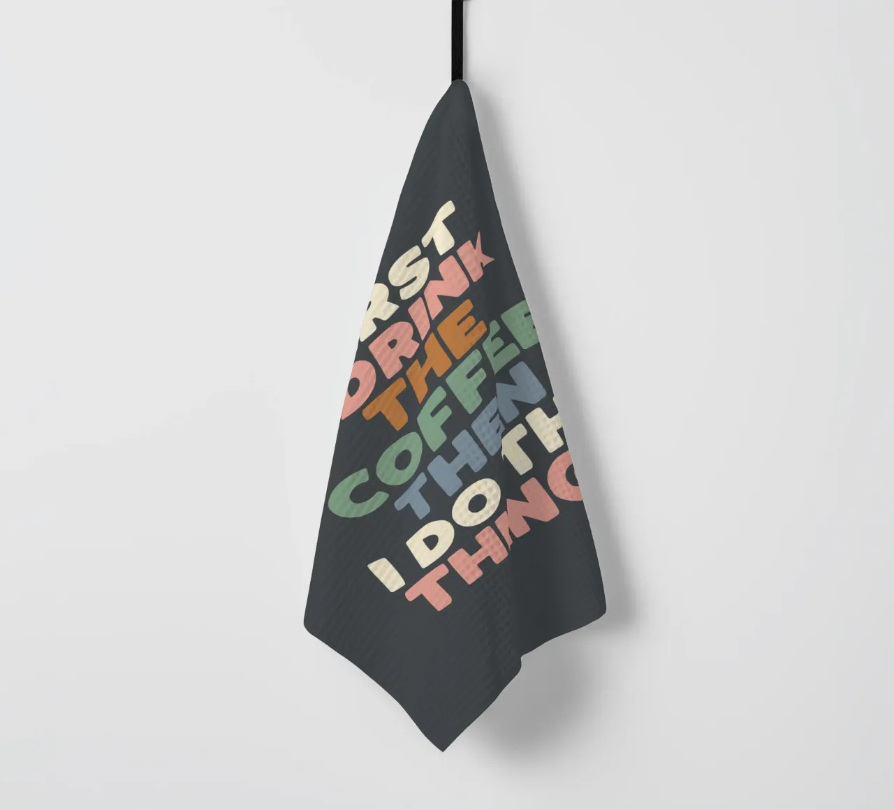 First I Drink The Coffee Then I Do The Things Kitchen Print (Je bois d'abord le café, puis je fais les choses) torchon de THE MOTIVATED TYPE